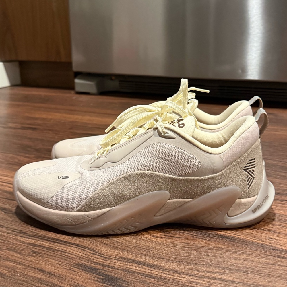 RAD One V2. Size 9.5.